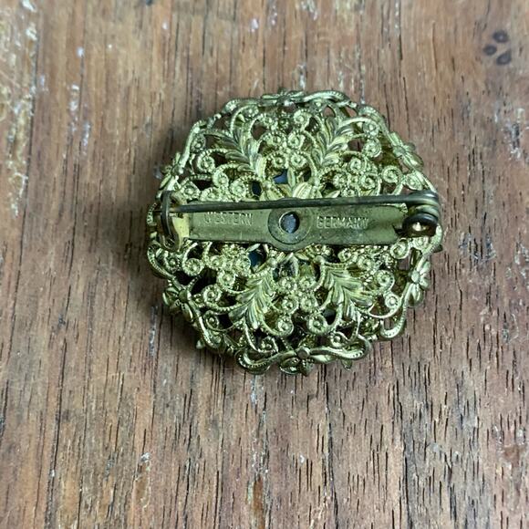 Vintage WESTERN GERMANY Filigree Medallion Courting Couple Gold Porcelain Brooch - Picture 2 of 4
